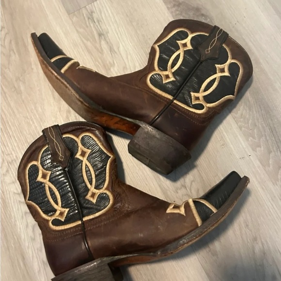 Ariat Brown and Black Heeled Boots with Western Flair - Picture 2 of 7